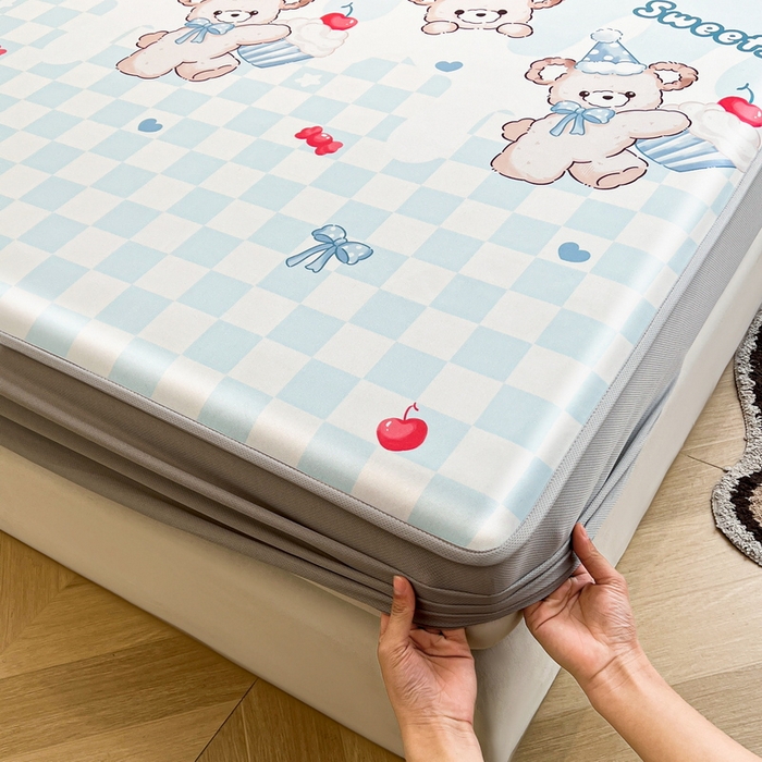 91家纺网 家纺一手货源 找家纺 2025春夏新款独家研发太空层凉感软席冰丝印花凉席床笠款 蛋糕熊