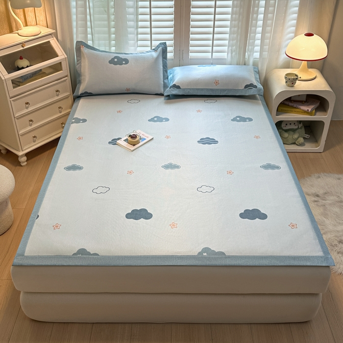 91家纺网 家纺一手货源 找家纺 席佬大 2025新款高克重卡通数码印花冰藤席床席床笠款 蓝天白云-平铺款-平铺款