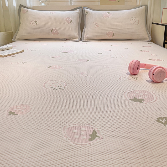 91家纺网 家纺一手货源 找家纺 富馨莱 2025新款A类480克PE凉感凉豆豆凉席三件套和单件床笠款 草莓乐园