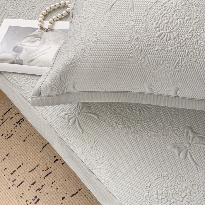 91家纺网 家纺一手货源 找家纺 富馨莱 2025新款A类480克PE凉感凉豆豆凉席三件套和单件平铺款 蝴蝶結-灰