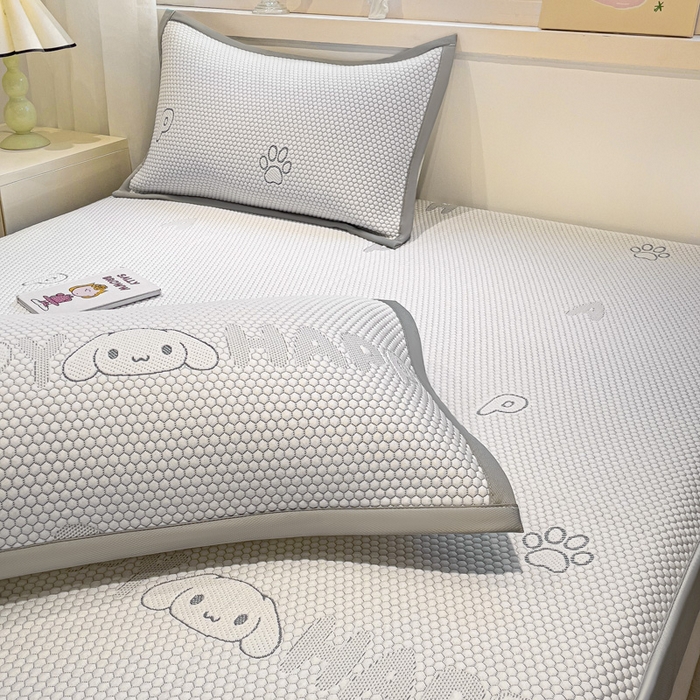 91家纺网 家纺一手货源 找家纺 富馨莱 2025新款A类480克PE凉感凉豆豆凉席三件套和单件床笠款 呆呆狗