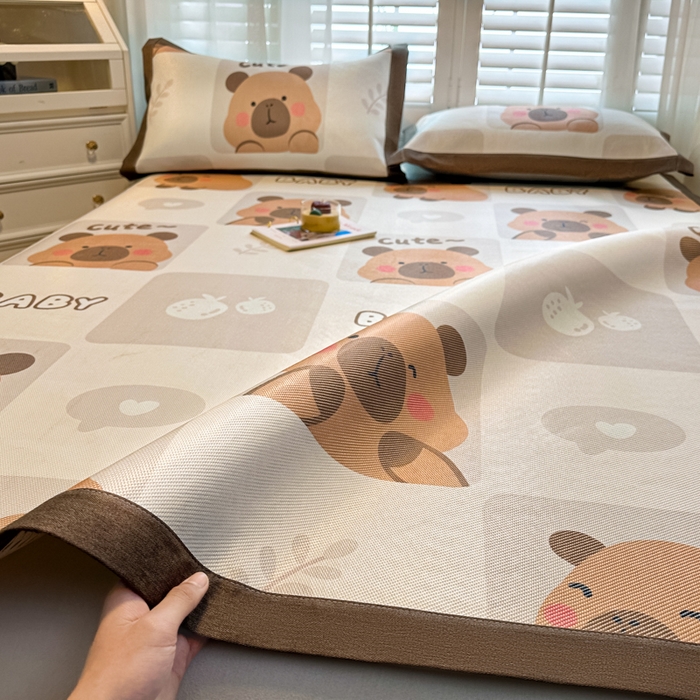 91家纺网 家纺一手货源 找家纺 席佬大 2025新款高克重卡通数码印花冰藤席床席床笠款 卡皮巴拉-平铺款-平铺款