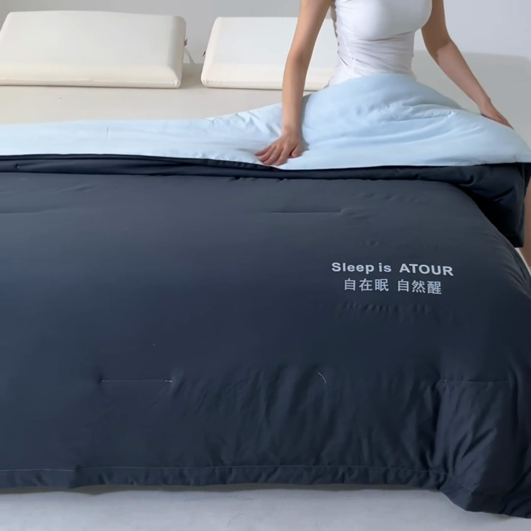 91家纺网 家纺一手货源 找家纺 暖芯家纺 2025新款亚朵同款深睡Pro夏被自在眠自然醒 深灰+克莱茵蓝