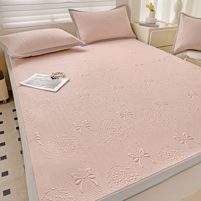 91家纺网 家纺一手货源 找家纺 富馨莱 2025新款A类480克PE凉感凉豆豆凉席三件套和单件平铺款 蝴蝶結-奶昔粉