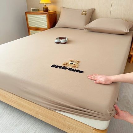 91家纺网 家纺一手货源 找家纺 澳梵家居 2025新款A类全棉毛巾绣床笠 咖啡熊