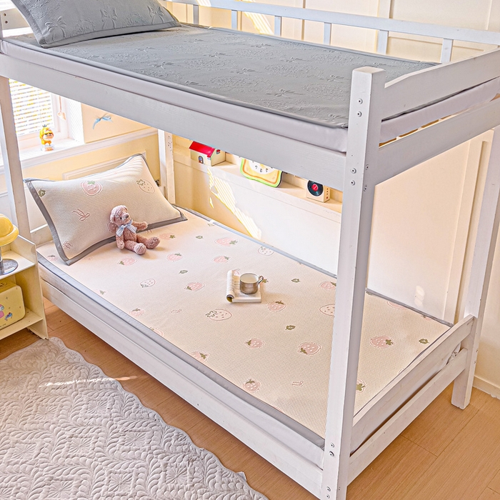 91家纺网 家纺一手货源 找家纺 富馨莱 2025新款A类480克PE凉感凉豆豆凉席三件套和单件学生款 草莓乐园