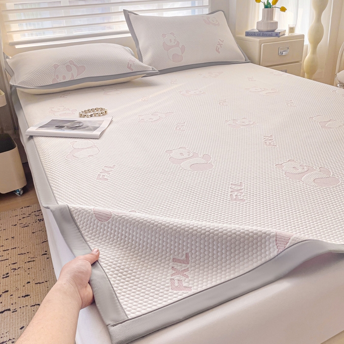 91家纺网 家纺一手货源 找家纺 富馨莱 2025新款A类480克PE凉感凉豆豆凉席三件套和单件平铺款 熊猫嘟嘟-粉