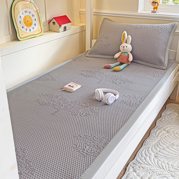 91家纺网 家纺一手货源 找家纺 富馨莱 2025新款A类480克PE凉感凉豆豆凉席三件套和单件学生款 发财树-灰