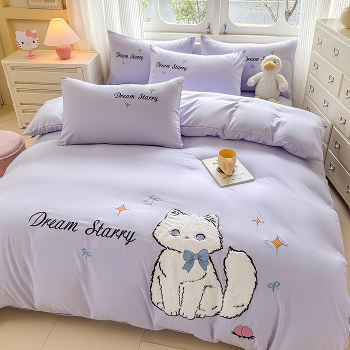 91家纺网 家纺一手货源 找家纺 凯美 2025新款超柔水洗棉卡通贴布绣四件套 幸运小猫-浅紫