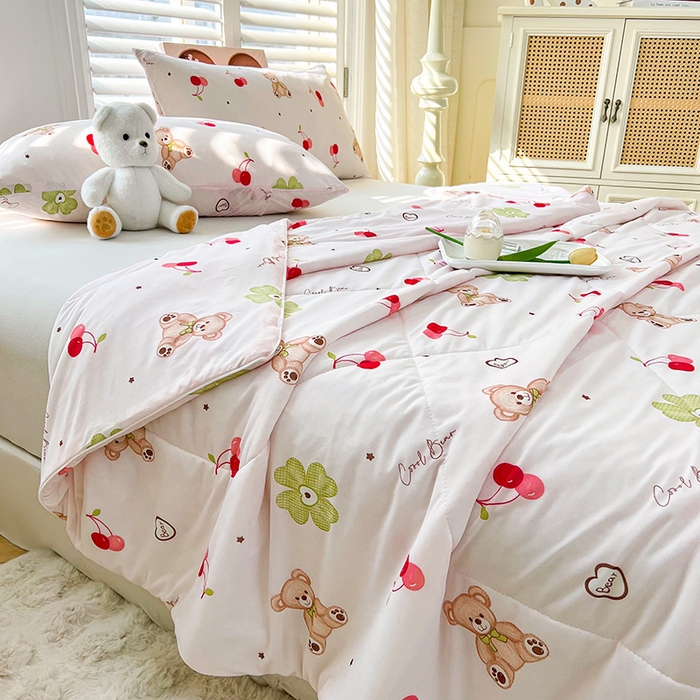 91家纺网 家纺一手货源 找家纺 好梦来家纺（原锦茂家纺） 2025新款印花凉感丝抗菌夏被 樱桃小熊