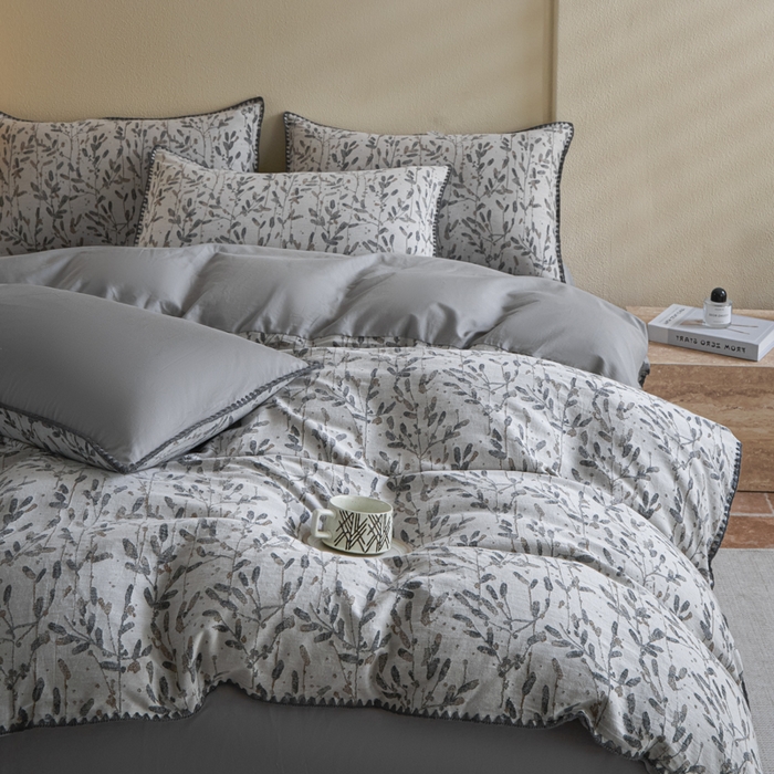 91家纺网 家纺一手货源 找家纺 2025新款亲肤全棉三层纱提花四件套 叶语-嫩灰