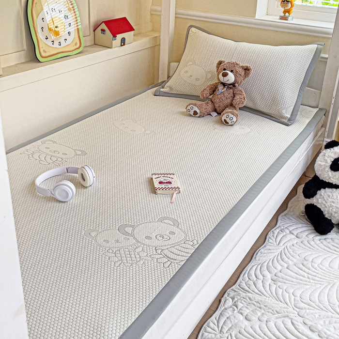 91家纺网 家纺一手货源 找家纺 富馨莱 2025新款A类480克PE凉感凉豆豆凉席三件套和单件学生款 快乐熊仔