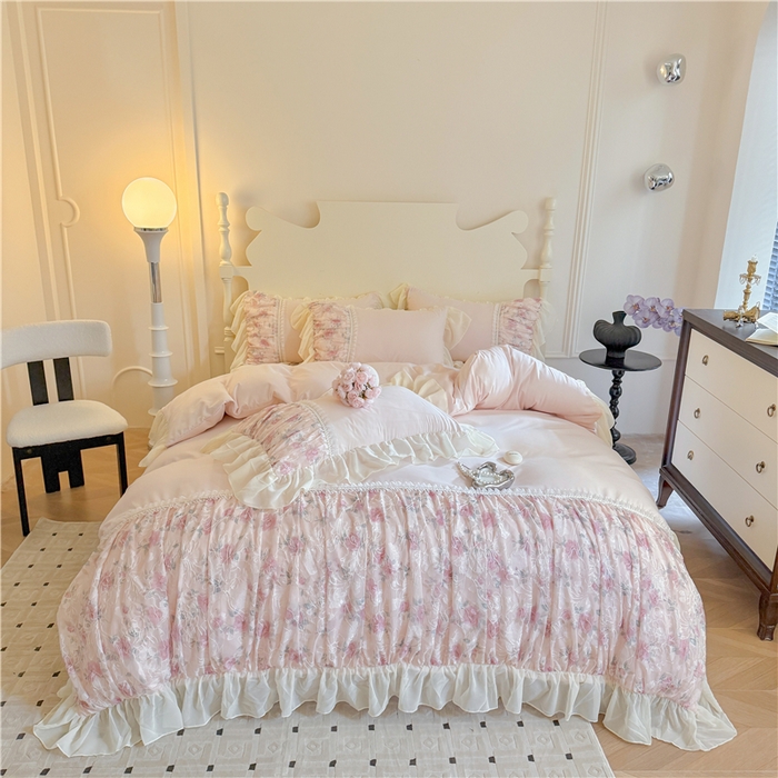 91家纺网 家纺一手货源 找家纺 富盛家纺 2025新款水洗亲肤棉雪纺印绣工艺四件套公主风四件套巴黎春天系列 巴黎春天-粉