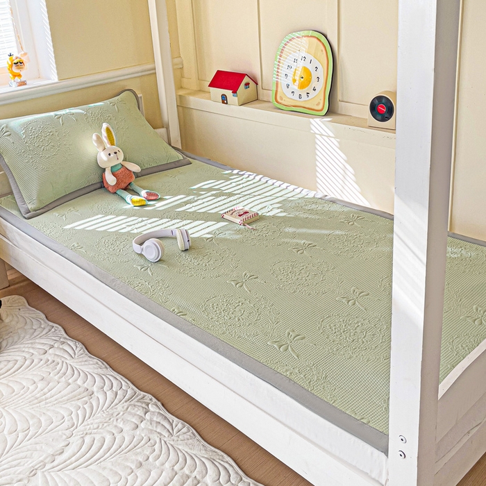 91家纺网 家纺一手货源 找家纺 富馨莱 2025新款A类480克PE凉感凉豆豆凉席三件套和单件学生款 蝴蝶結-绿