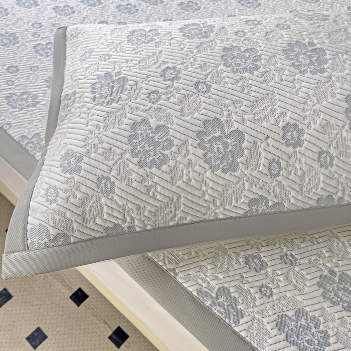 91家纺网 家纺一手货源 找家纺 富馨莱 2025新款A类480克PE凉感凉豆豆凉席三件套和单件平铺款 玫瑰花园-灰