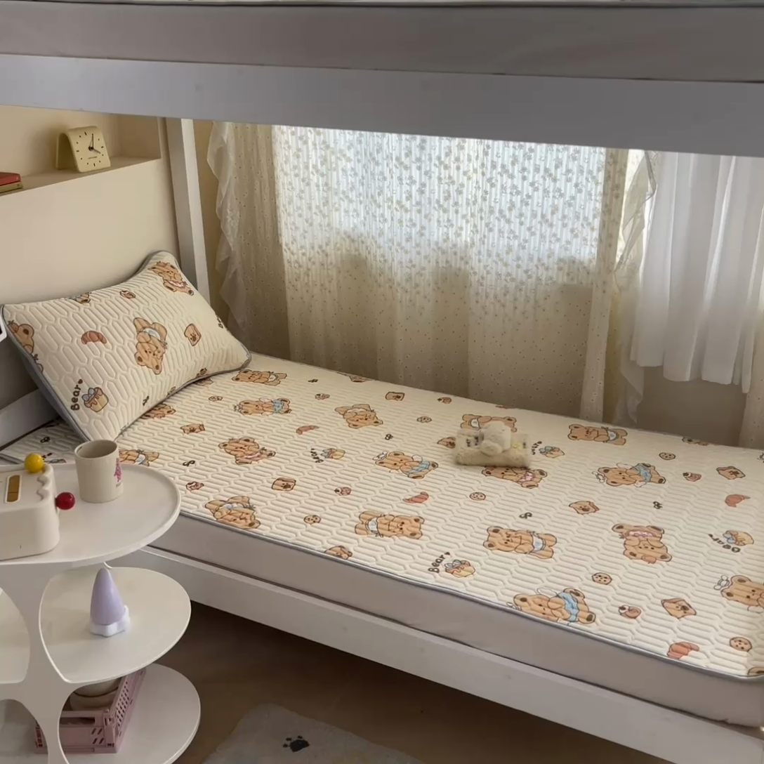 91家纺网 家纺一手货源 找家纺 川悦生活 2025新款小阪凉感丝印花凉席-学生床 奶芙熊