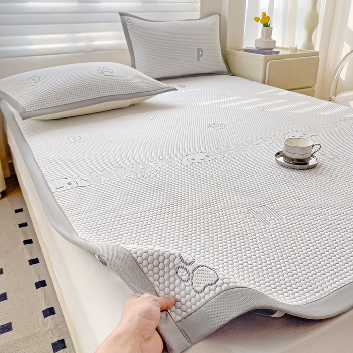 91家纺网 家纺一手货源 找家纺 富馨莱 2025新款A类480克PE凉感凉豆豆凉席三件套和单件平铺款 呆呆狗