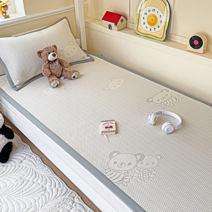 91家纺网 家纺一手货源 找家纺 富馨莱 2025新款A类480克PE凉感凉豆豆凉席三件套和单件学生款 快乐熊仔