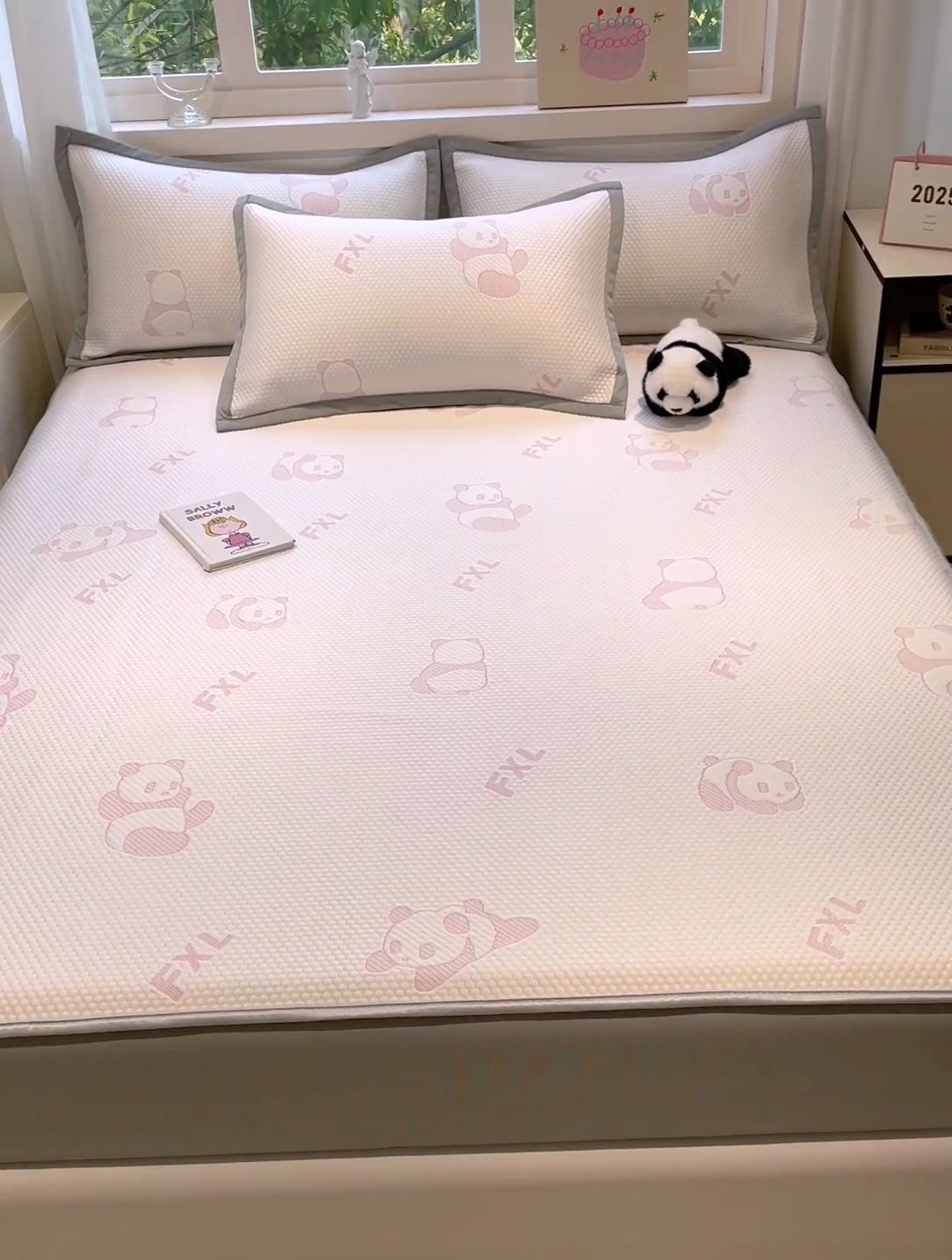 91家纺网 家纺一手货源 找家纺 富馨莱 2025新款A类480克PE凉感凉豆豆凉席三件套和单件床笠款 熊猫嘟嘟-粉