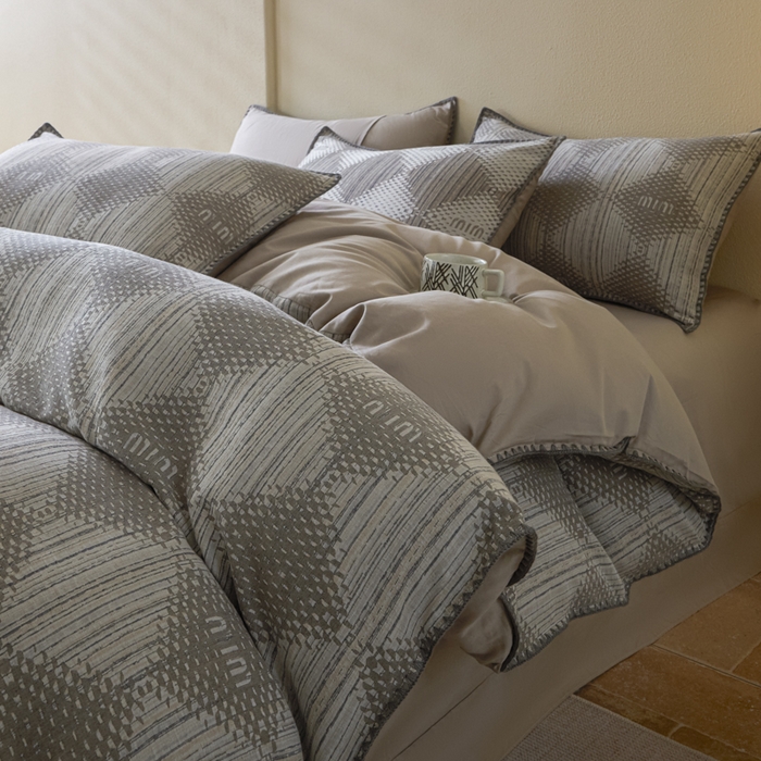 91家纺网 家纺一手货源 找家纺 2025新款亲肤全棉三层纱提花四件套 菱格-月灰