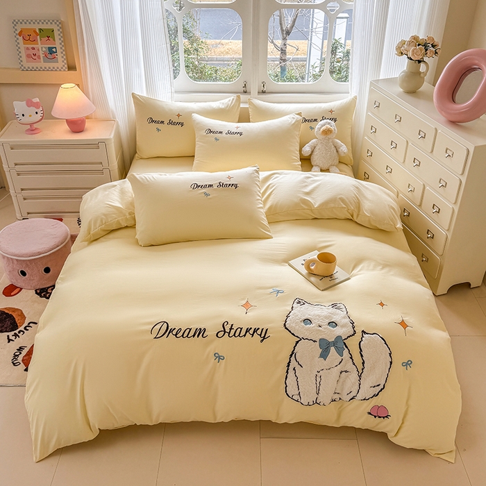 91家纺网 家纺一手货源 找家纺 凯美 2025新款超柔水洗棉卡通贴布绣四件套 幸运小猫-浅黄