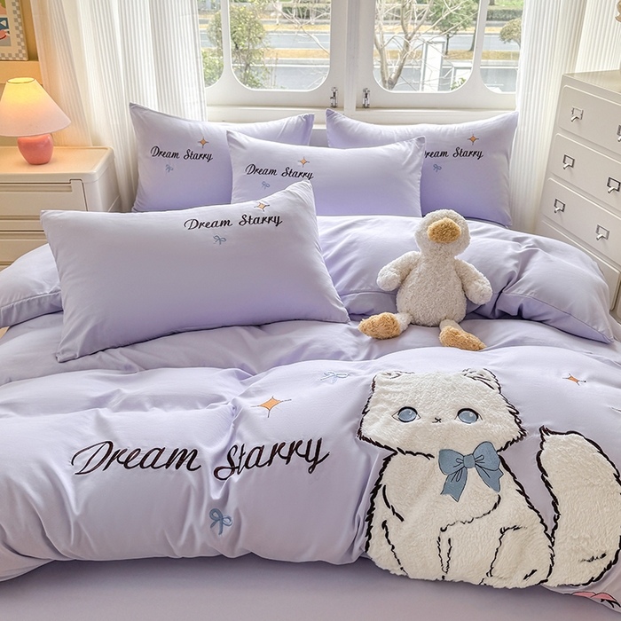 91家纺网 家纺一手货源 找家纺 凯美 2025新款超柔水洗棉卡通贴布绣四件套 幸运小猫-浅紫