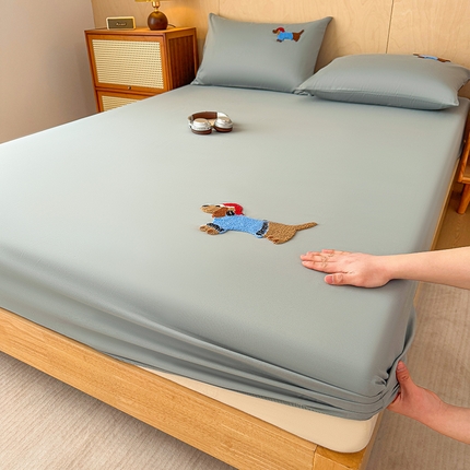 91家纺网 家纺一手货源 找家纺 澳梵家居 2025新款A类全棉毛巾绣床笠 腊肠小狗-灰