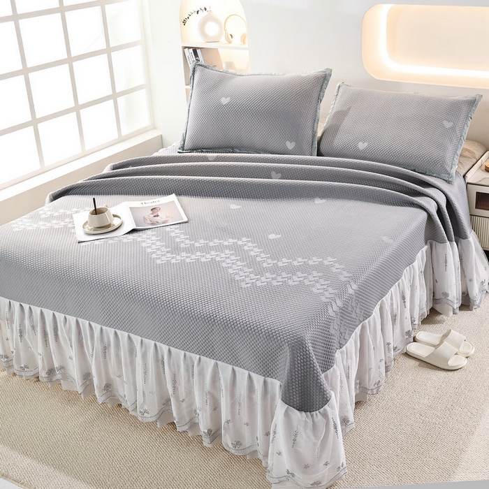 91家纺网 家纺一手货源 找家纺 新月家纺（锦威郎）2025新款凉爽亲肤凉豆豆床裙 爱心床裙灰