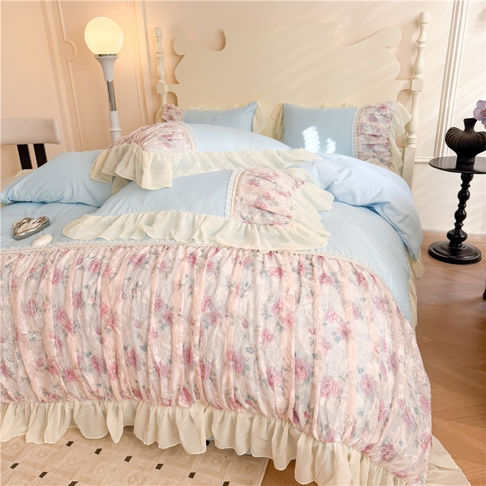 91家纺网 家纺一手货源 找家纺 富盛家纺 2025新款水洗亲肤棉雪纺印绣工艺四件套公主风四件套巴黎春天系列 巴黎春天-蓝