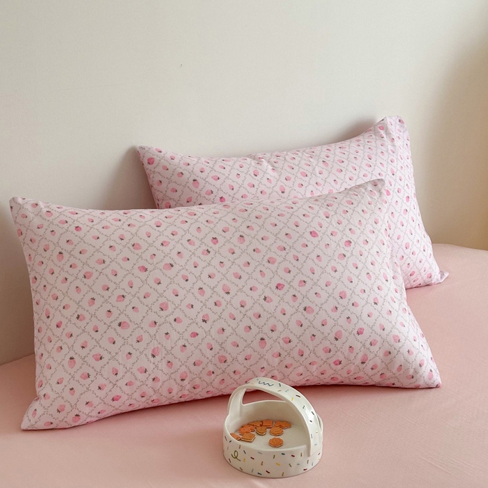 91家纺网 家纺一手货源 找家纺 塞纳 2026新款.全棉有氧双层纱四件套-场景一 奶油草莓-紫