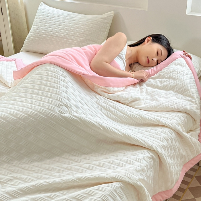 91家纺网 家纺一手货源 找家纺 欧邦 2025新款华夫格水洗棉夏被 白＋粉