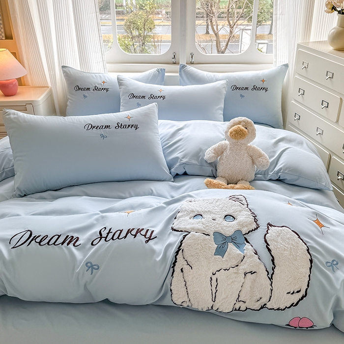 91家纺网 家纺一手货源 找家纺 凯美 2025新款超柔水洗棉卡通贴布绣四件套 幸运小猫-浅蓝