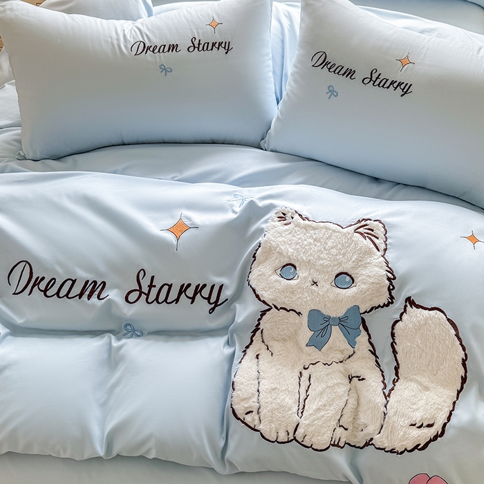 91家纺网 家纺一手货源 找家纺 凯美 2025新款超柔水洗棉卡通贴布绣四件套 幸运小猫-浅蓝