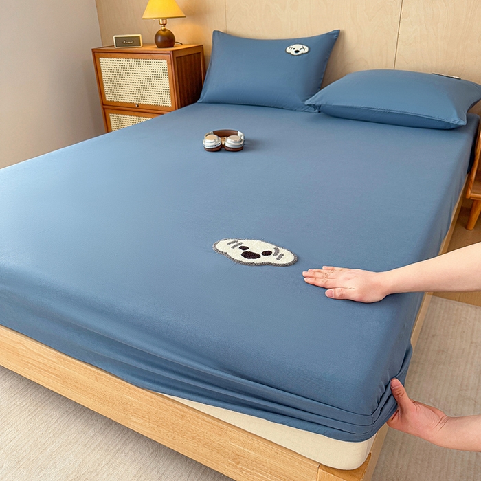 91家纺网 家纺一手货源 找家纺 澳梵家居 2025新款A类全棉毛巾绣床笠 小白-藏蓝