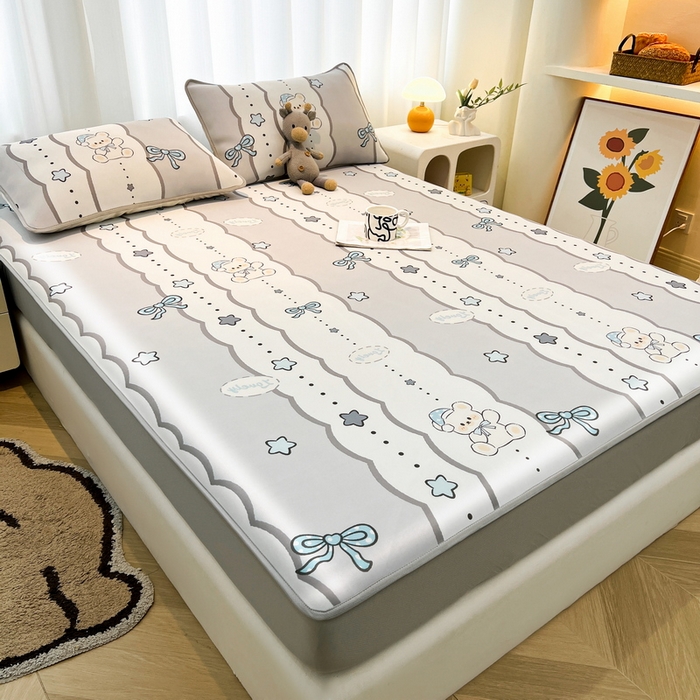 91家纺网 家纺一手货源 找家纺 2025春夏新款独家研发太空层凉感软席冰丝印花凉席床笠款 甜梦小熊