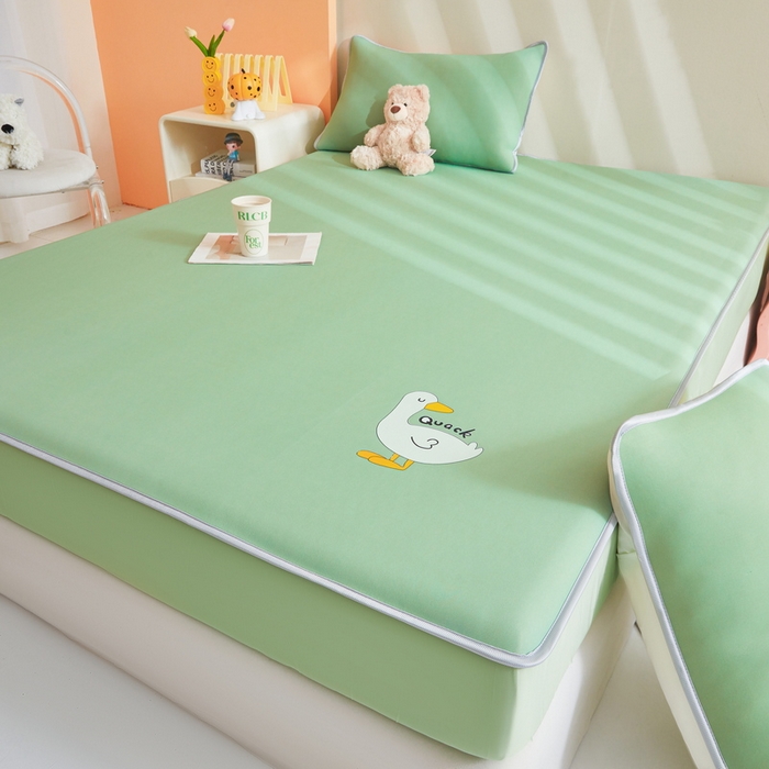 91家纺网 家纺一手货源 找家纺 2025春夏新款独家研发太空层凉感鸭冰丝烫画软凉席床笠款 凉感鸭-牛油果绿