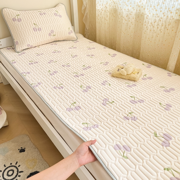 91家纺网 家纺一手货源 找家纺 川悦生活 2025新款小阪凉感丝印花凉席-学生床 奶噗樱桃