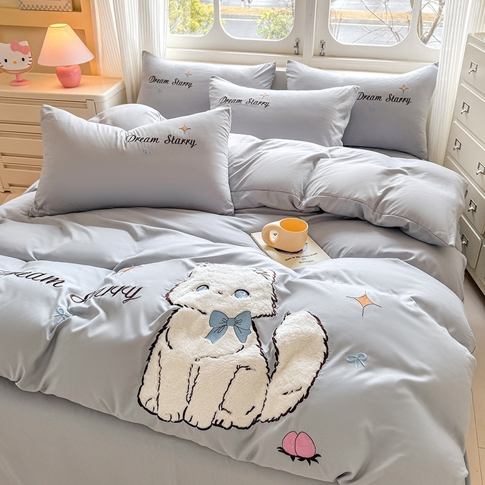 91家纺网 家纺一手货源 找家纺 凯美 2025新款超柔水洗棉卡通贴布绣四件套 幸运小猫-浅灰