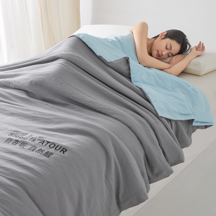 91家纺网 家纺一手货源 找家纺 暖芯家纺 2025新款亚朵同款深睡Pro夏被自在眠自然醒 浅灰+克莱茵蓝