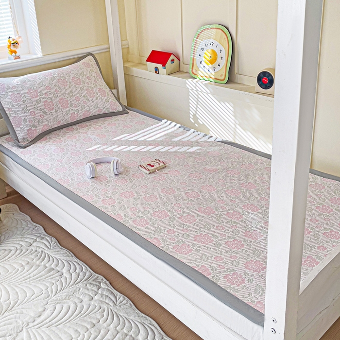 91家纺网 家纺一手货源 找家纺 富馨莱 2025新款A类480克PE凉感凉豆豆凉席三件套和单件学生款 玫瑰花园-粉