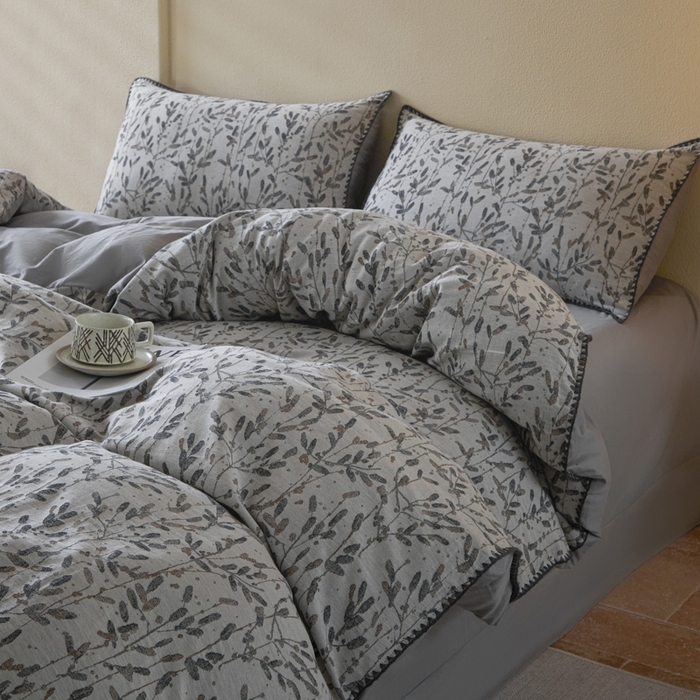 91家纺网 家纺一手货源 找家纺 2025新款亲肤全棉三层纱提花四件套 叶语-嫩灰