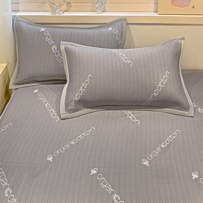 91家纺网 家纺一手货源 找家纺 富馨莱 2025新款A类480克PE凉感凉豆豆凉席三件套和单件床笠款 绅士灰