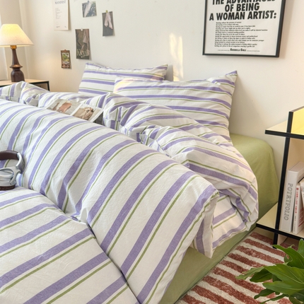 91家纺网 家纺一手货源 找家纺 玖弘家居 2025新款水洗棉格子系列四件套 葡萄紫条