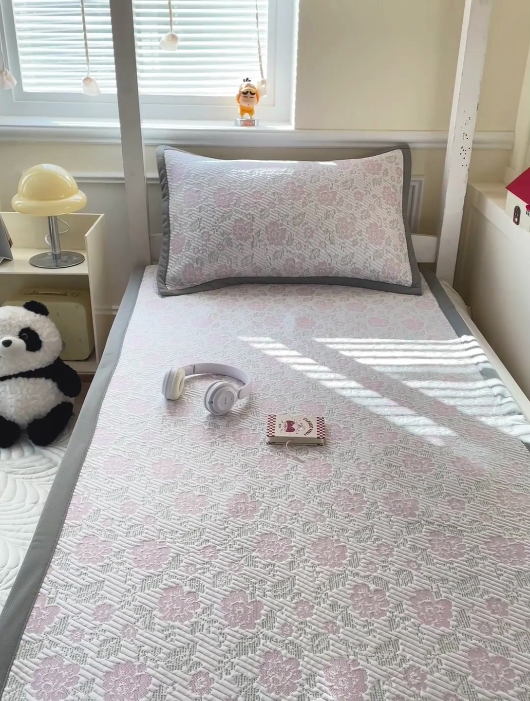 91家纺网 家纺一手货源 找家纺 富馨莱 2025新款A类480克PE凉感凉豆豆凉席三件套和单件学生款 玫瑰花园-粉