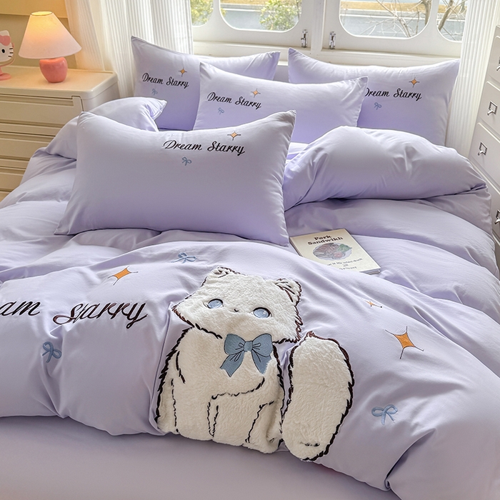 91家纺网 家纺一手货源 找家纺 凯美 2025新款超柔水洗棉卡通贴布绣四件套 幸运小猫-浅紫