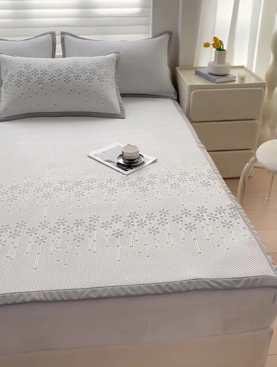 91家纺网 家纺一手货源 找家纺 富馨莱 2025新款A类480克PE凉感凉豆豆凉席三件套和单件平铺款 倾城