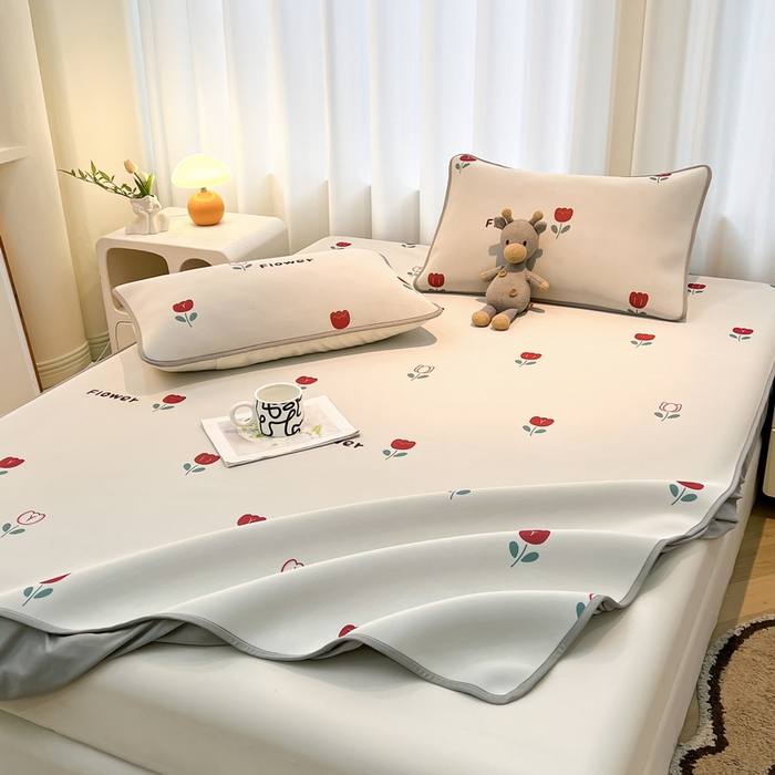 91家纺网 家纺一手货源 找家纺 2025春夏新款独家研发太空层凉感软席冰丝印花凉席床笠款 花语