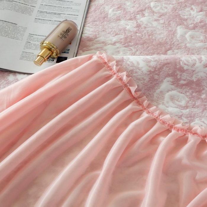 91家纺网 家纺一手货源 找家纺 2025新款玫瑰亲肤冰丝席床裙 粉色