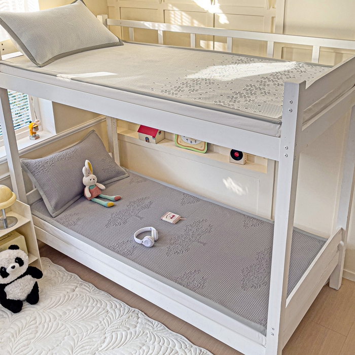 91家纺网 家纺一手货源 找家纺 富馨莱 2025新款A类480克PE凉感凉豆豆凉席三件套和单件学生款 发财树-灰