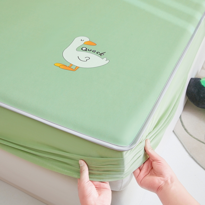 91家纺网 家纺一手货源 找家纺 2025春夏新款独家研发太空层凉感鸭冰丝烫画软凉席床笠款 凉感鸭-牛油果绿